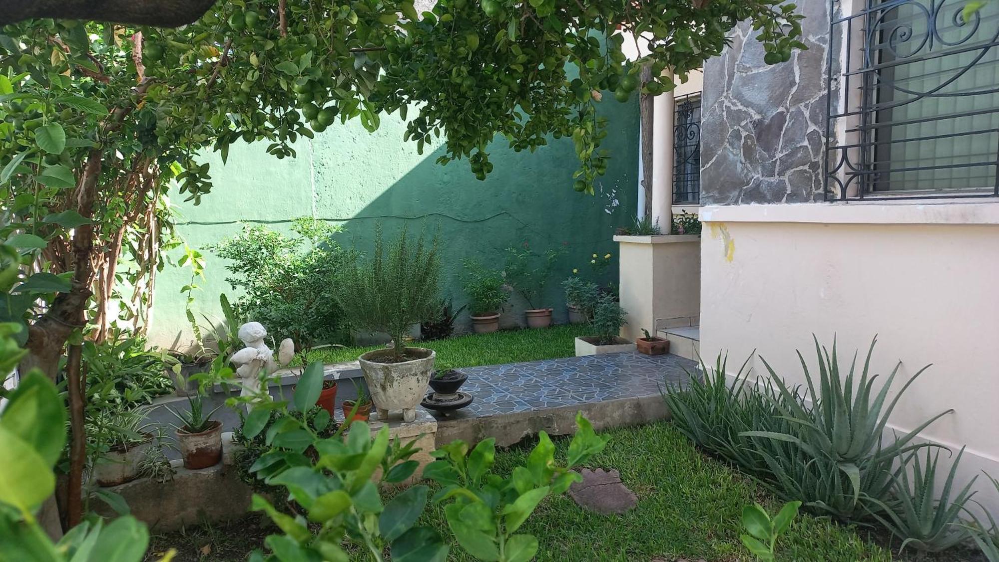 Casa Flor Blanca * San Salvador